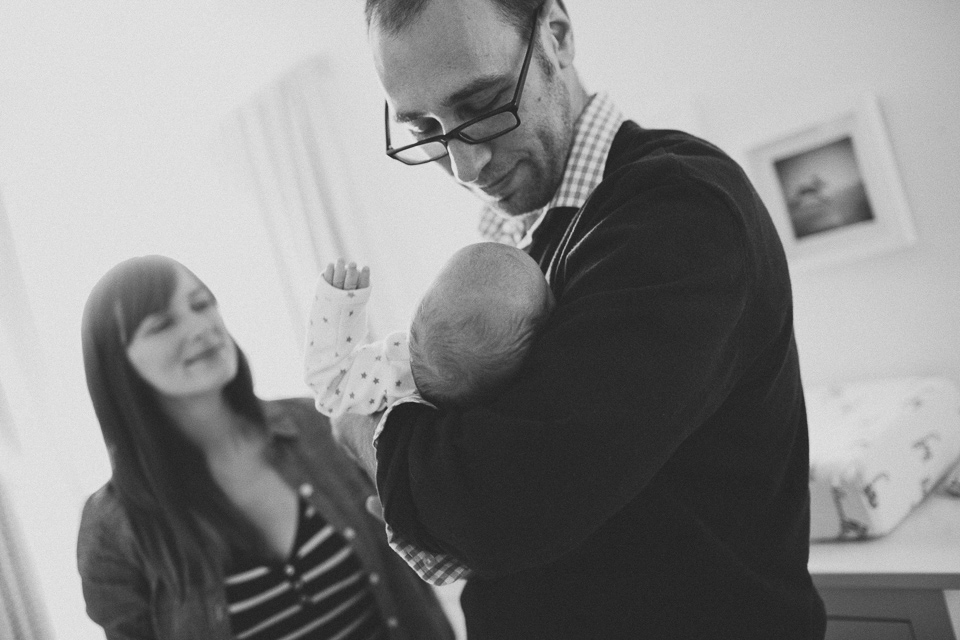 candid family and baby photographer