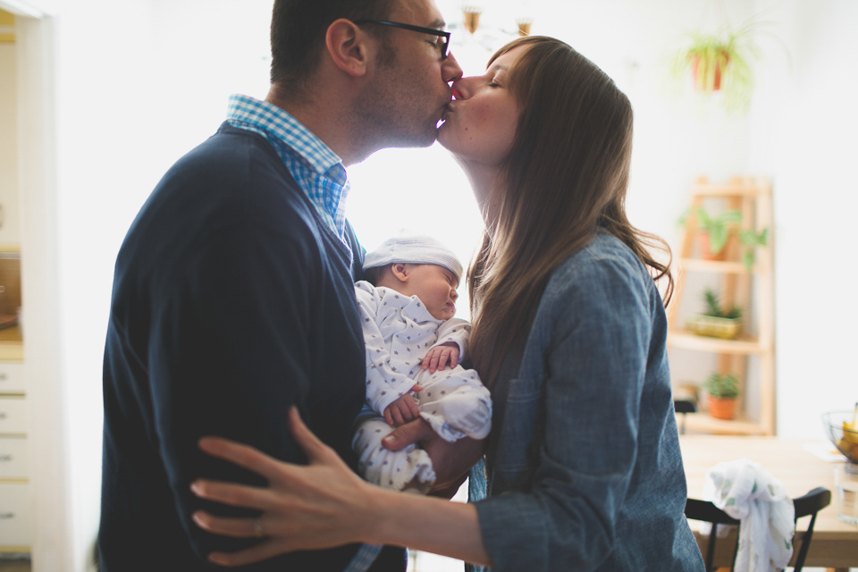 candid family and baby photographer